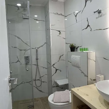 Konukevi Enopia Himarë